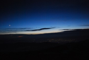昨夕の三点セット。三日月＆金星＆夜景‥‥　　なんですが、分かって貰えるでしょうか？