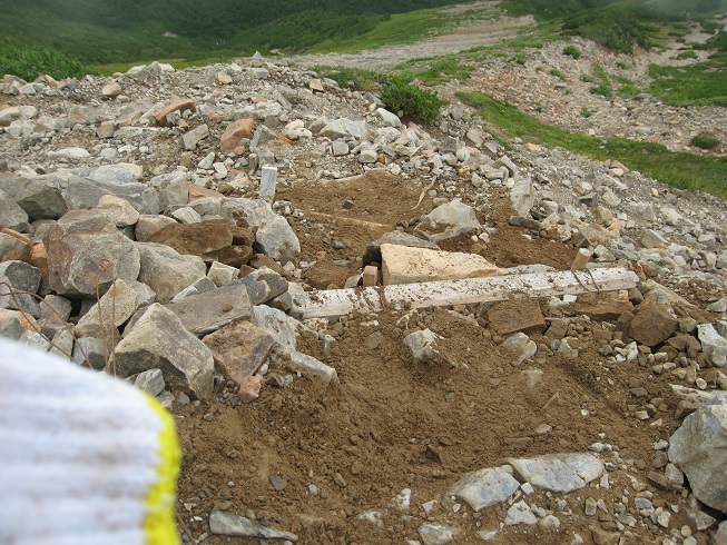登山道整備で、崩れている箇所を垂木で土止めして来ました。これで安心。ＯＫ！