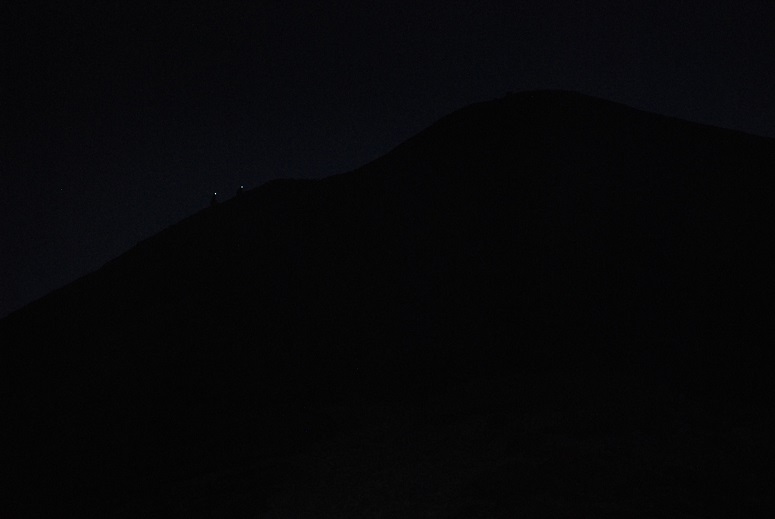 ５時前に山頂目指して。ヘッドランプの灯りを頼りに・・