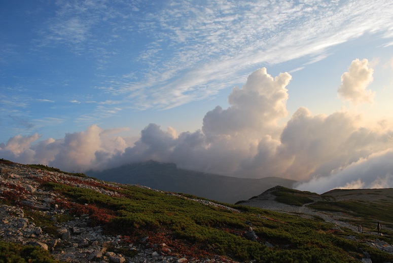 夕日に輝く雲と”北の又岳”　ウラシマツツジも赤く燃えてました。