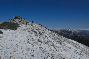 寒風の中、山頂をアタック。立山も白く成ってますね。