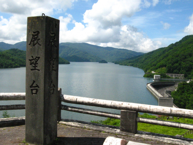 綺麗なダム湖です。　ネッシーは、いません。