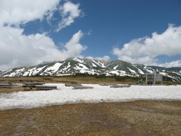 太郎小屋前の残雪も、こんなに少ない。ベンチにしっかり座れます。　又又、へぇ～・・？