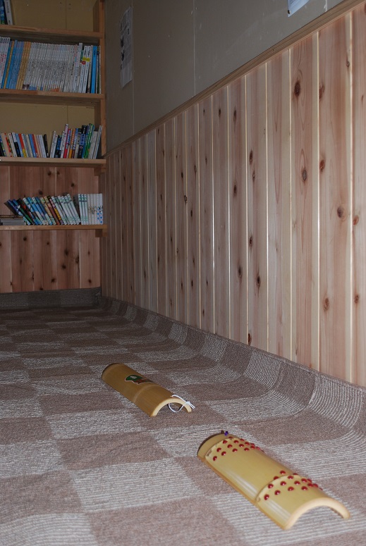 この竹を踏んで、足の疲れをお取り下さい。イボイボ付きと、ノーマルと、どっちでもお好きな方を。