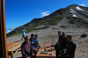 登山者を見守る、優しい目が、こっちに集中。　いやぁーカッコいいですね！　