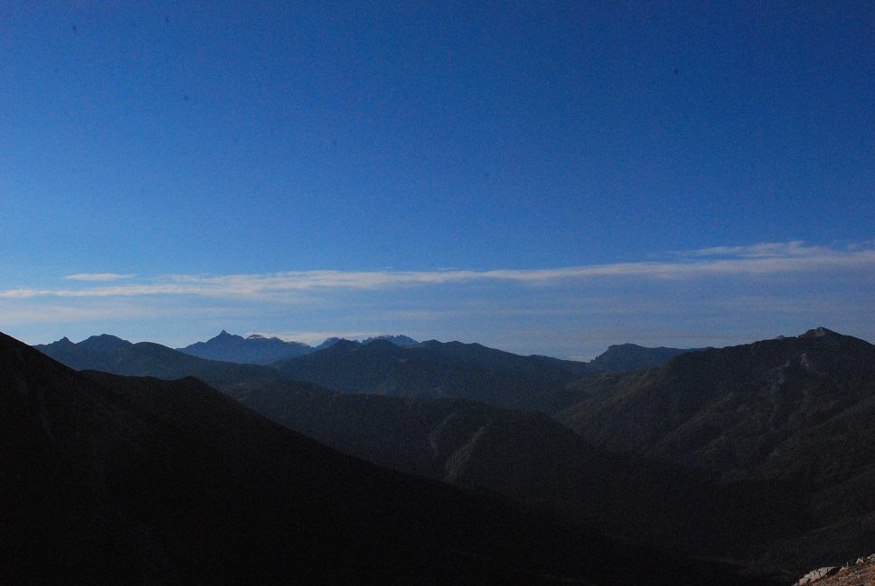 山肌がだいぶ赤く成って来た雲の平。晩秋に入って行きますね。